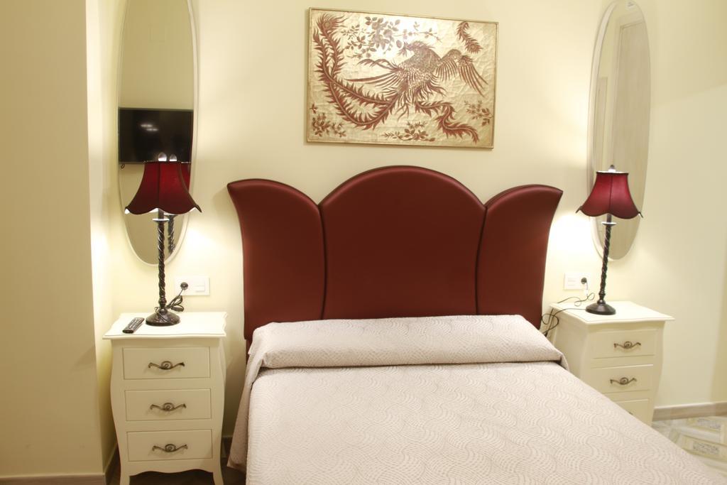 Отель Hostal Flor De Lis- Lojo Кониль-де-ла-Фронтера Экстерьер фото