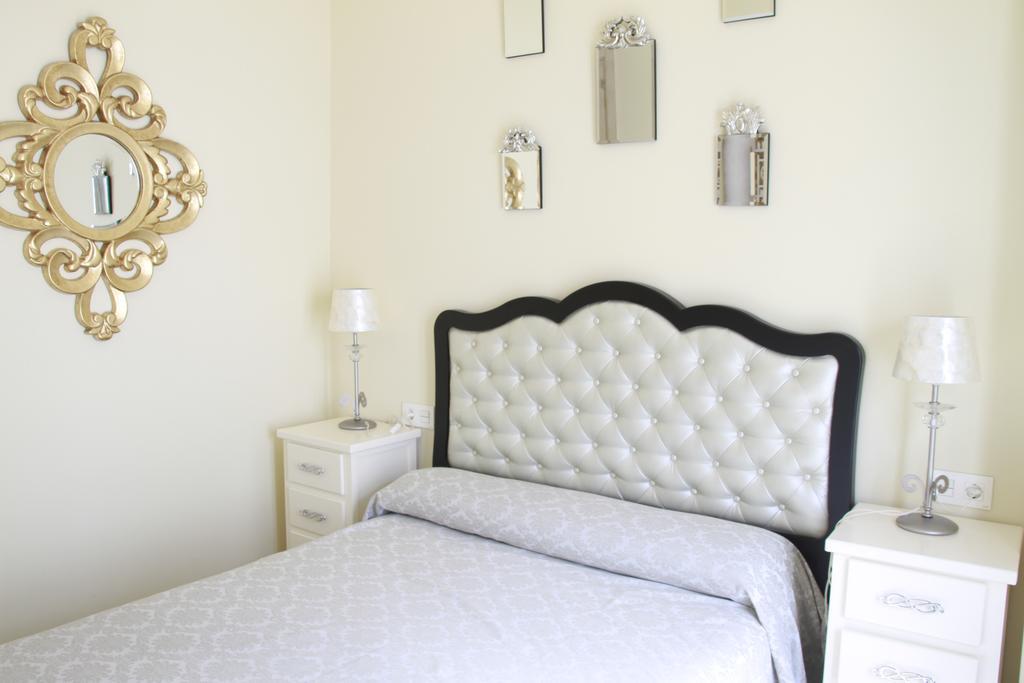 Отель Hostal Flor De Lis- Lojo Кониль-де-ла-Фронтера Экстерьер фото