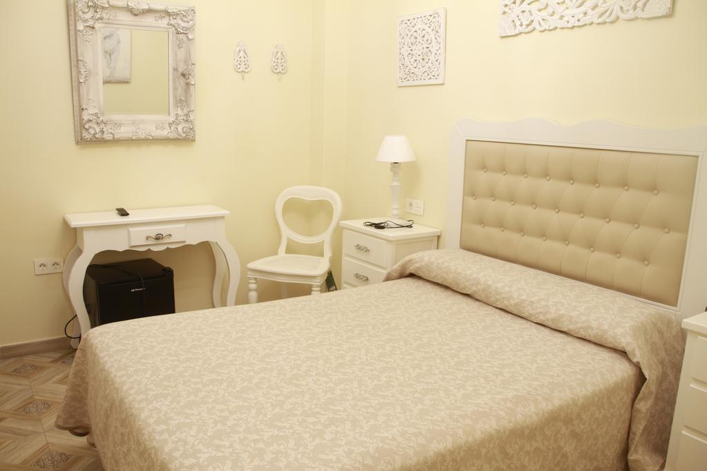 Отель Hostal Flor De Lis- Lojo Кониль-де-ла-Фронтера Экстерьер фото