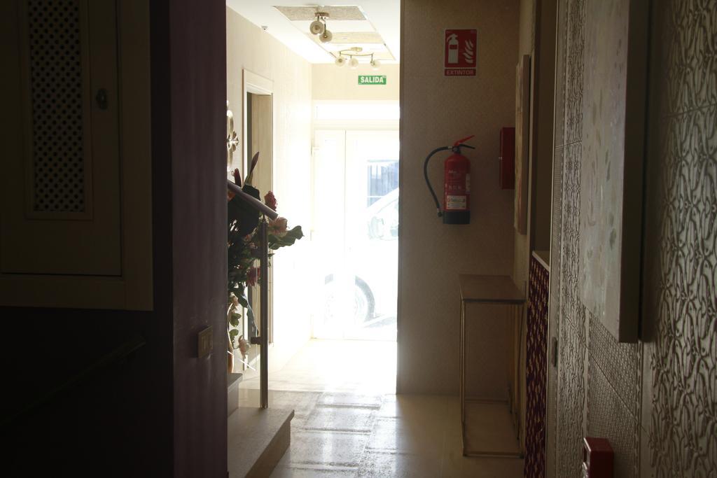 Отель Hostal Flor De Lis- Lojo Кониль-де-ла-Фронтера Экстерьер фото
