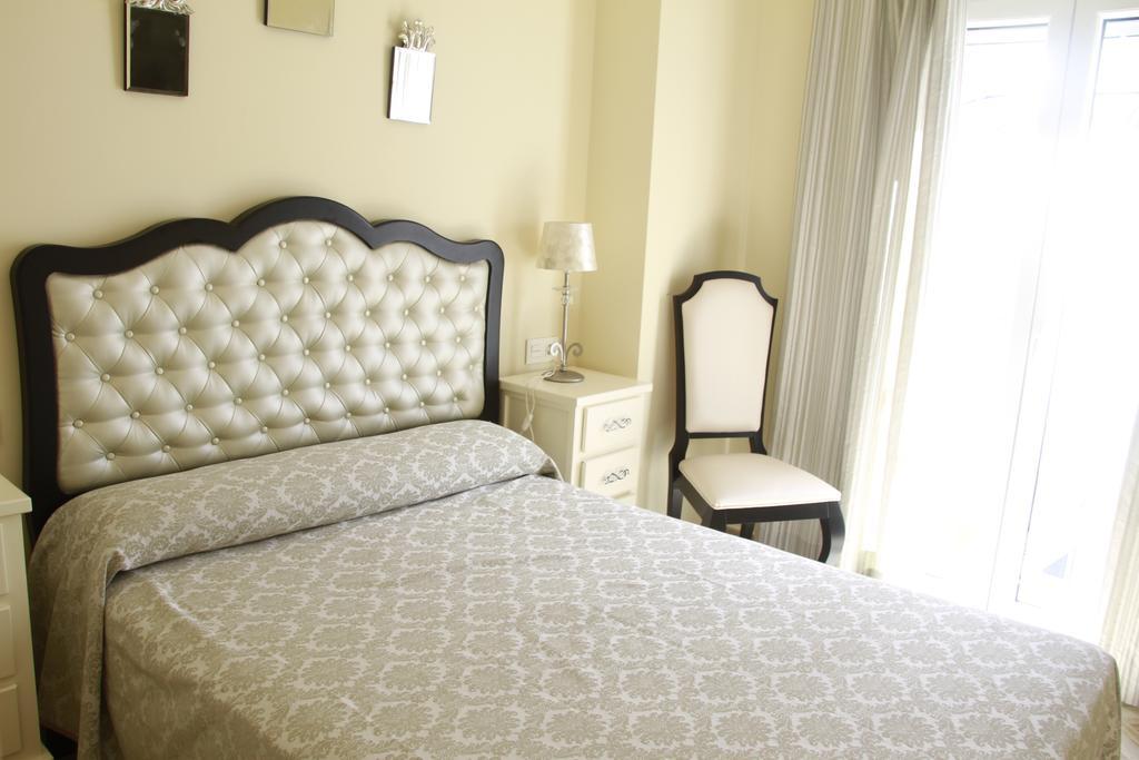 Отель Hostal Flor De Lis- Lojo Кониль-де-ла-Фронтера Экстерьер фото