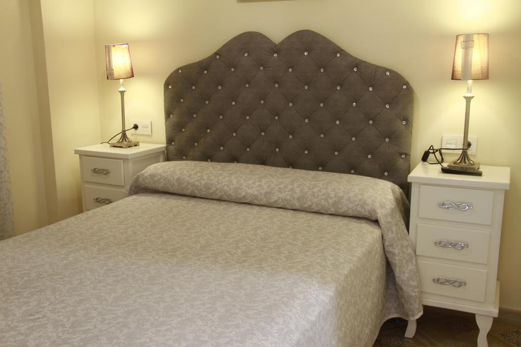 Отель Hostal Flor De Lis- Lojo Кониль-де-ла-Фронтера Экстерьер фото