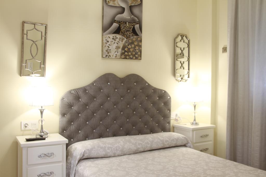 Отель Hostal Flor De Lis- Lojo Кониль-де-ла-Фронтера Экстерьер фото