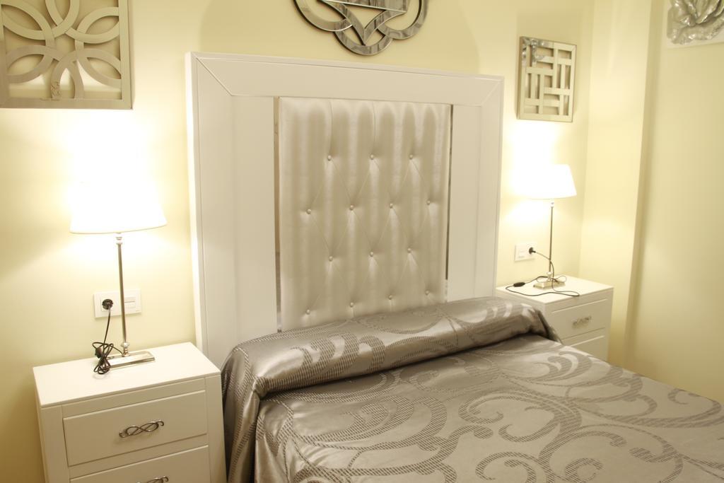 Отель Hostal Flor De Lis- Lojo Кониль-де-ла-Фронтера Экстерьер фото