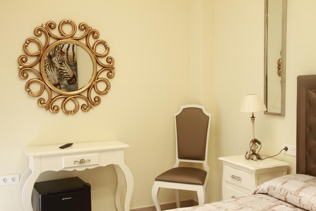 Отель Hostal Flor De Lis- Lojo Кониль-де-ла-Фронтера Экстерьер фото