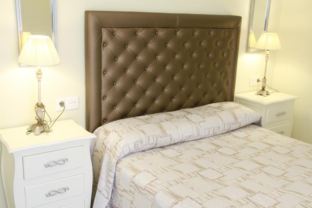 Отель Hostal Flor De Lis- Lojo Кониль-де-ла-Фронтера Экстерьер фото